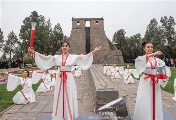 今天的告成觀星臺(tái)，一場(chǎng)火炬?zhèn)鬟f燃遍全國(guó)！